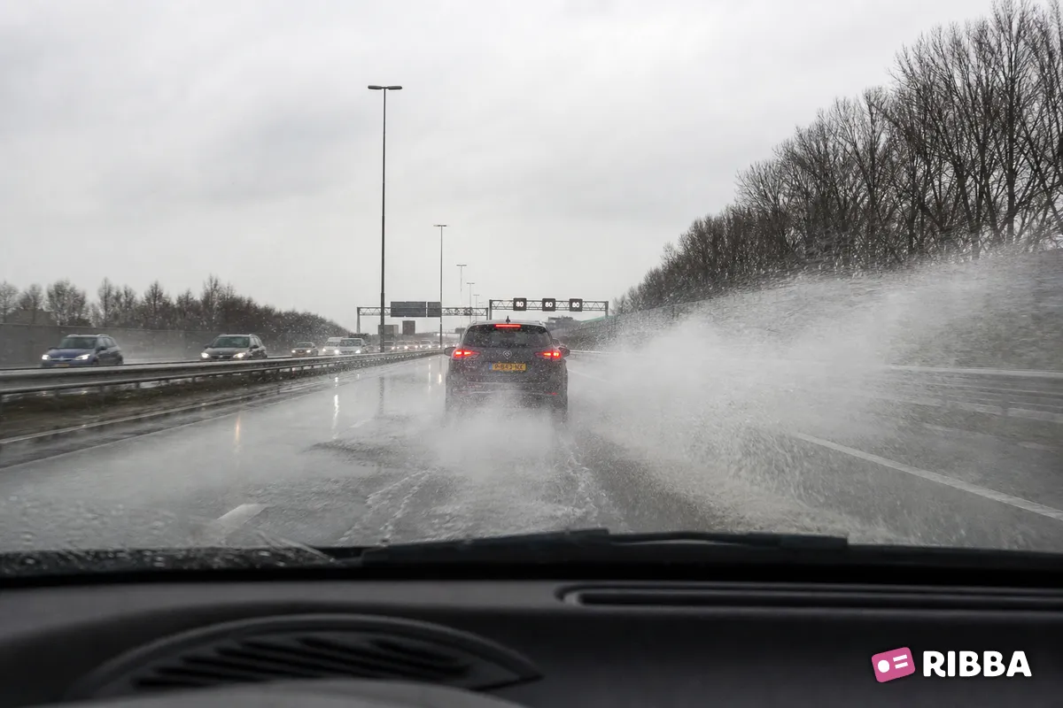 aquaplaning in het verkeer