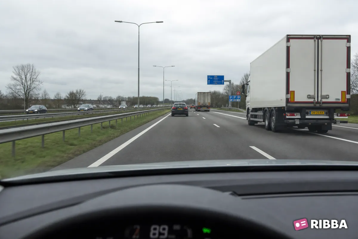 autosnelweg in het verkeer