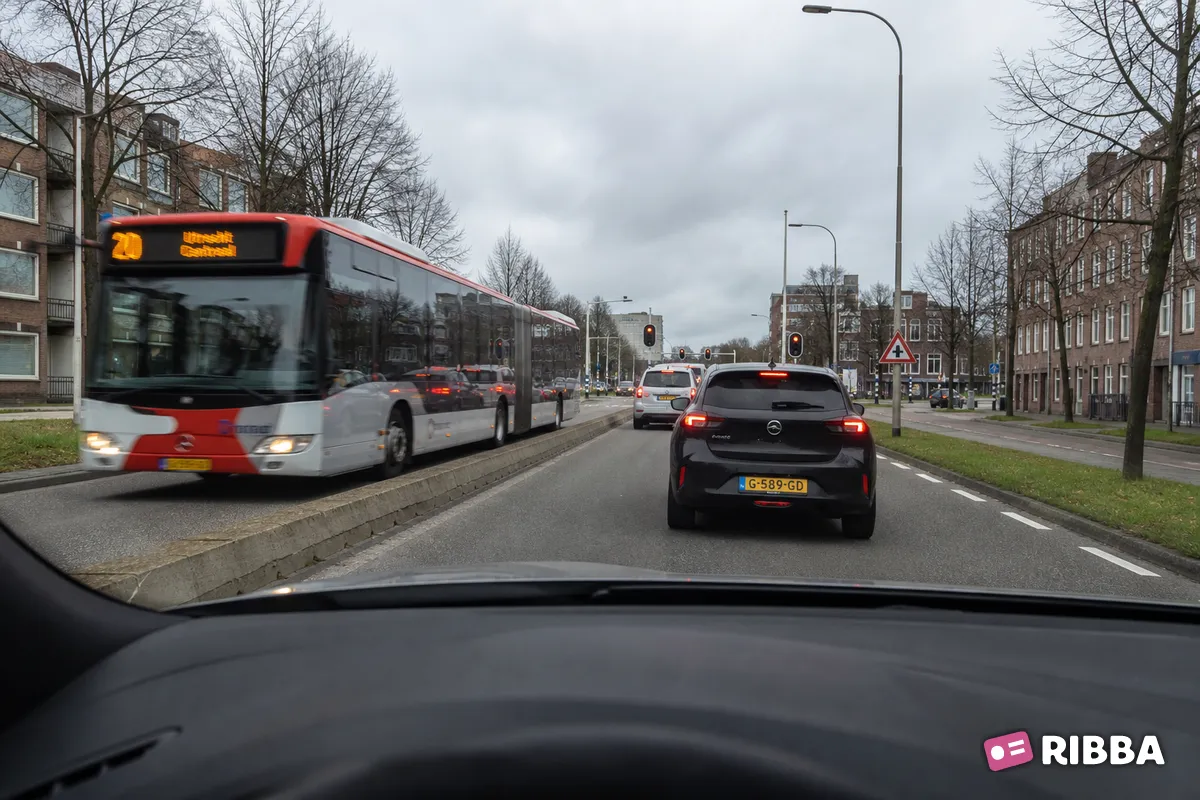 busbaan in het verkeer