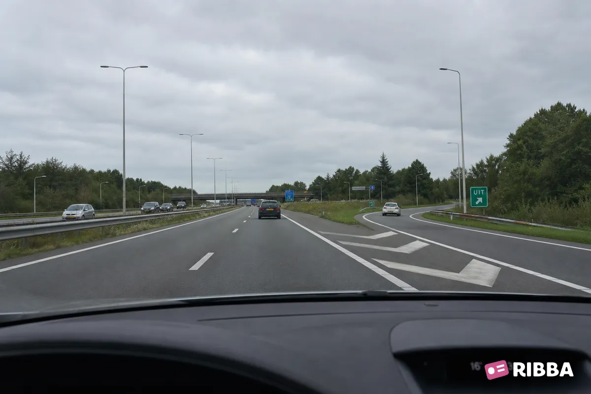 doorgaande rijbaan in het verkeer