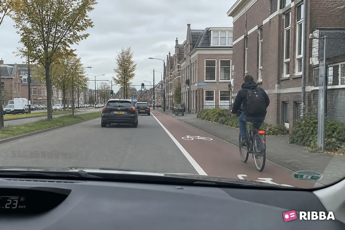 fietsstrook in het verkeer