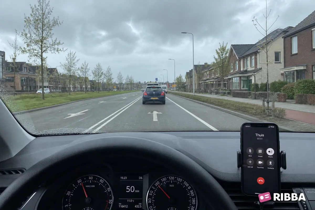 handsfree bellen in het verkeer