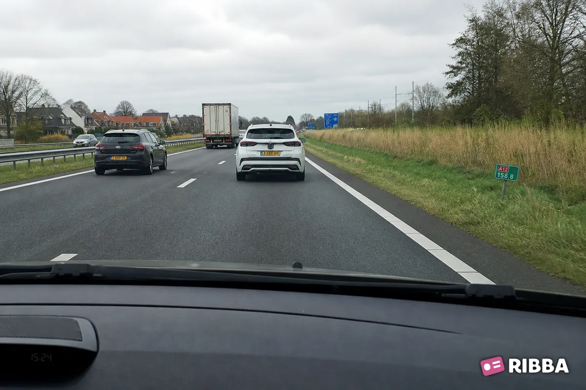 hectometerbordje in het verkeer