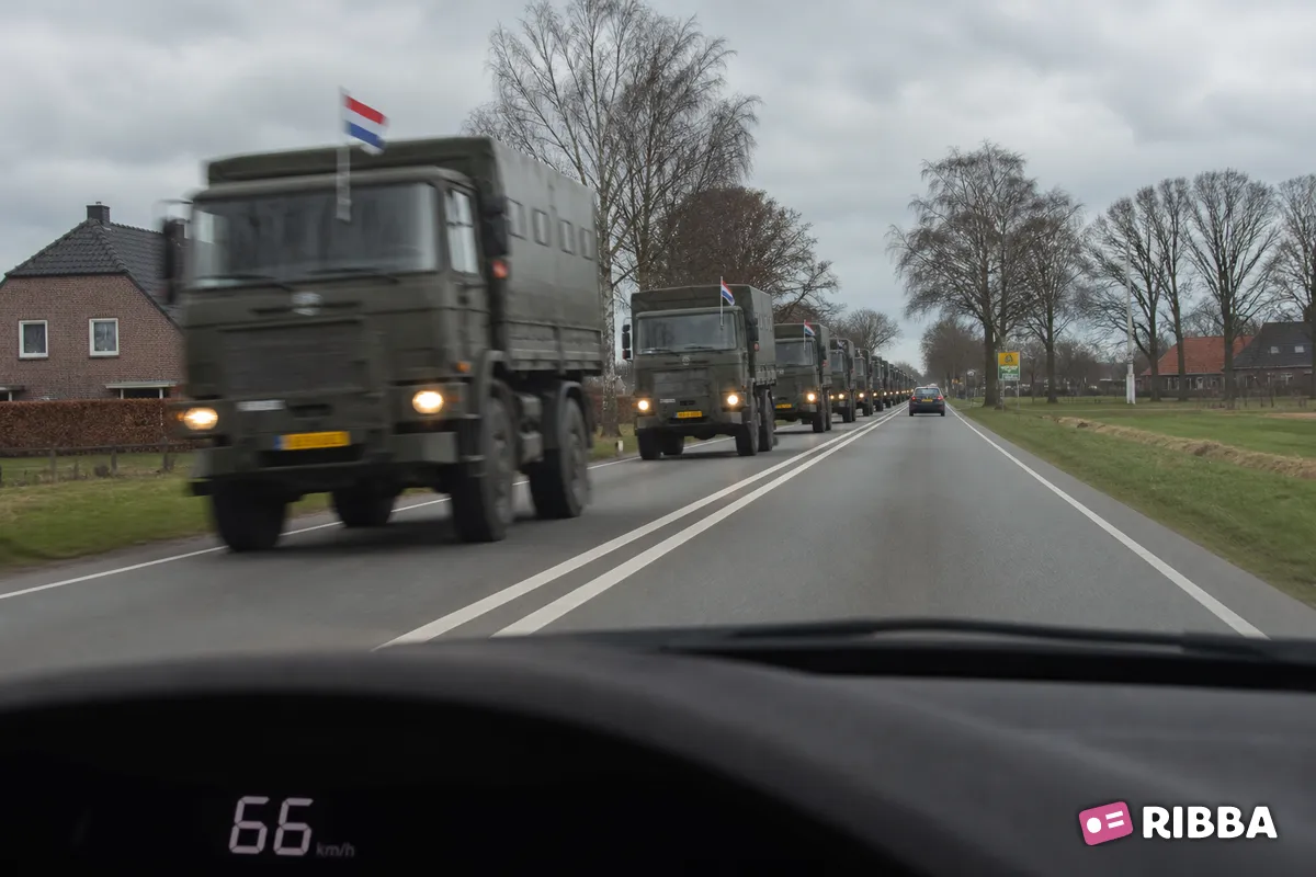 militaire colonne in het verkeer