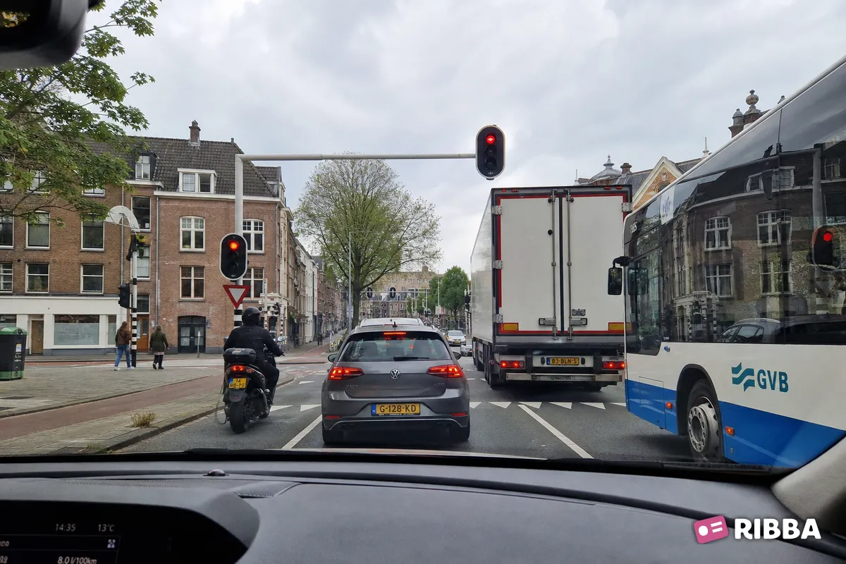 motorvoertuig in het verkeer