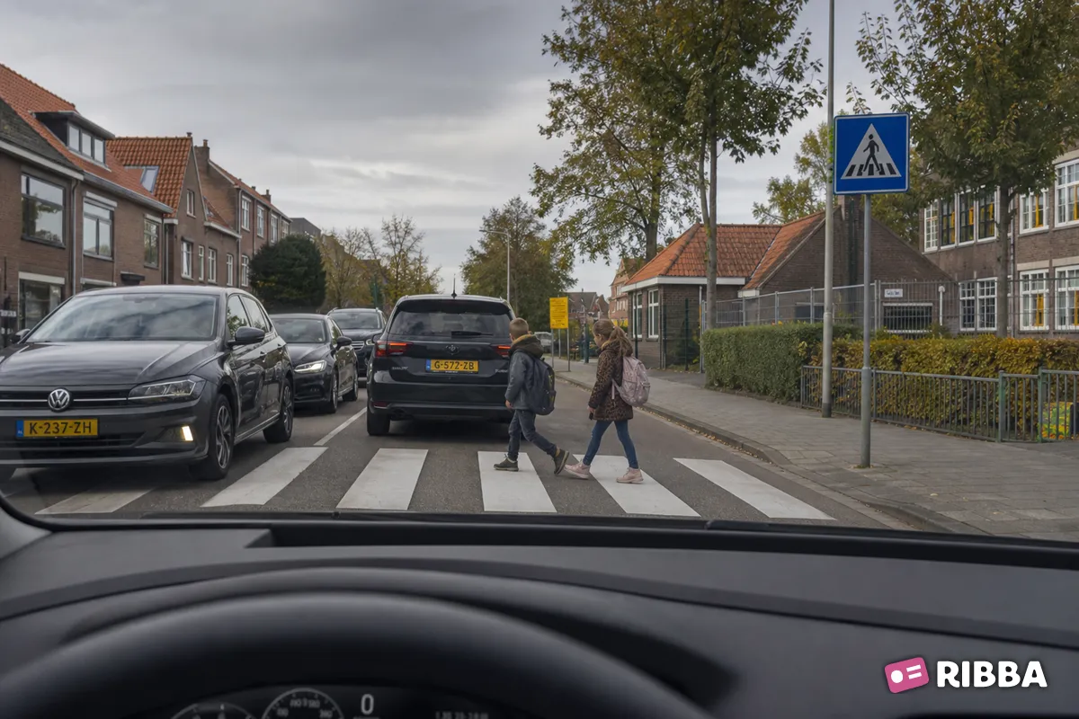 overstekende kinderen in het verkeer