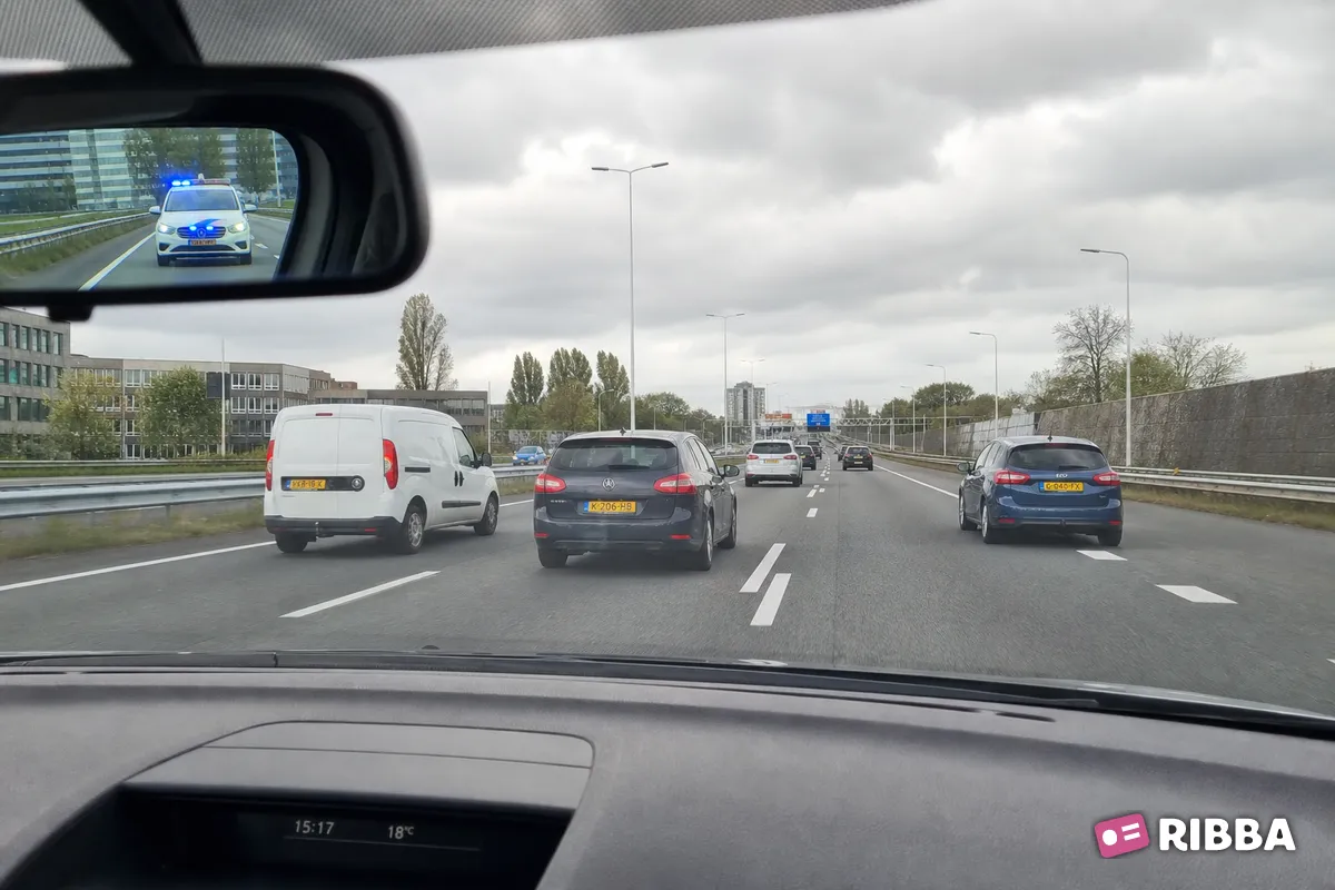 politieauto in het verkeer