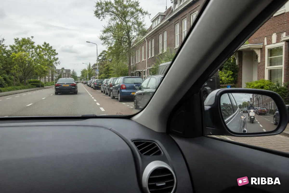 rechterbuitenspiegel in het verkeer