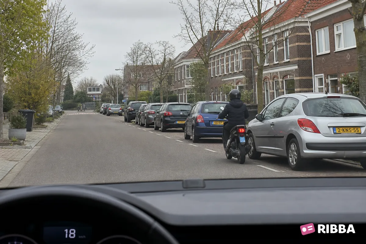 snorfiets in het verkeer