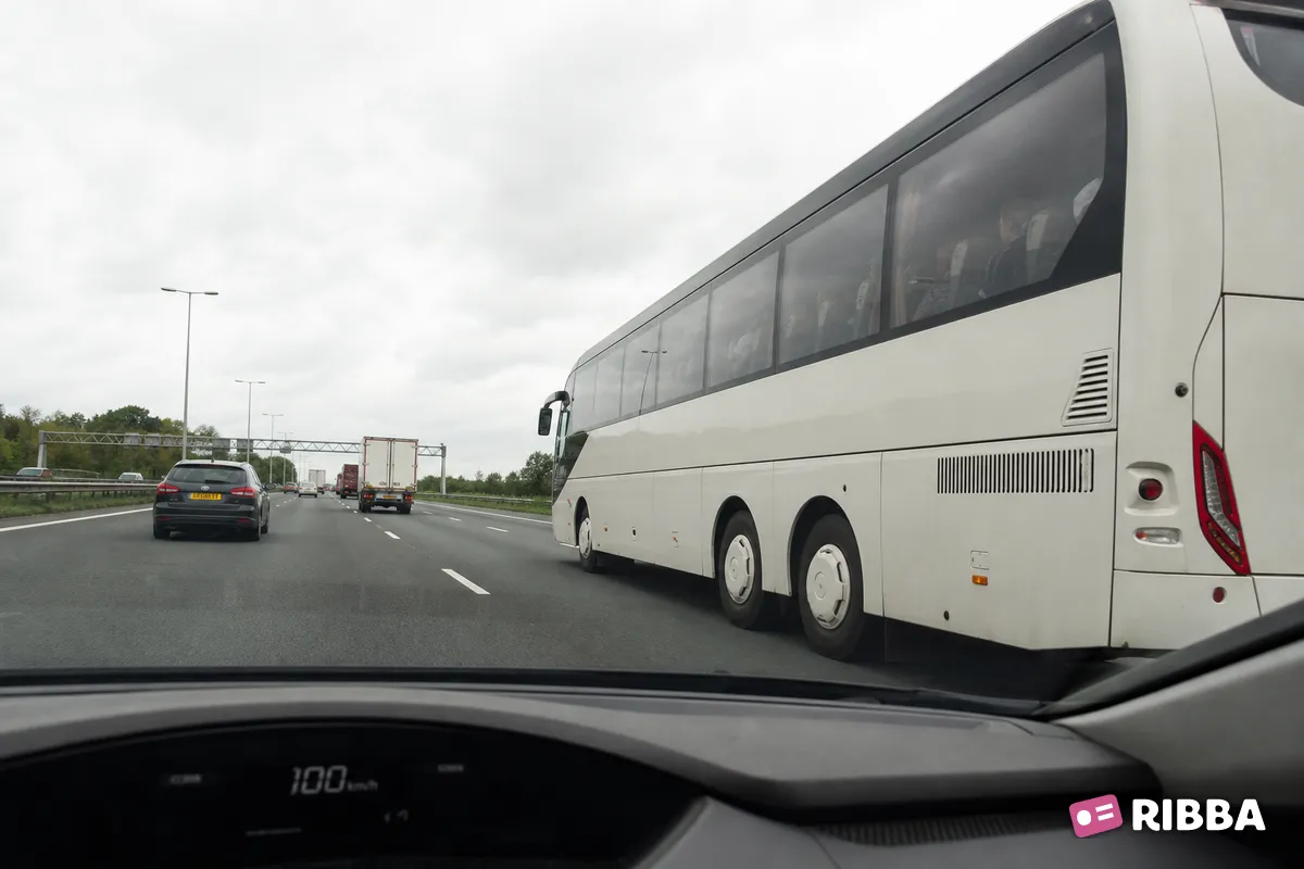touringcar in het verkeer