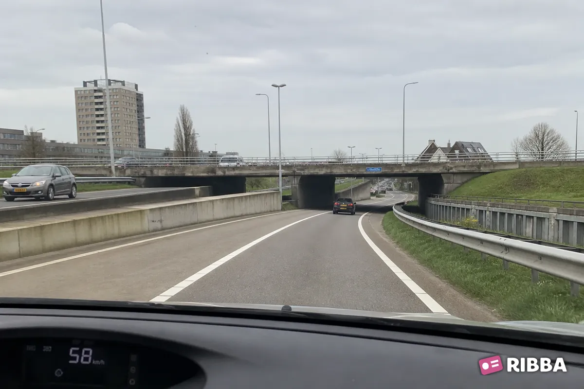 uitrijstrook in het verkeer