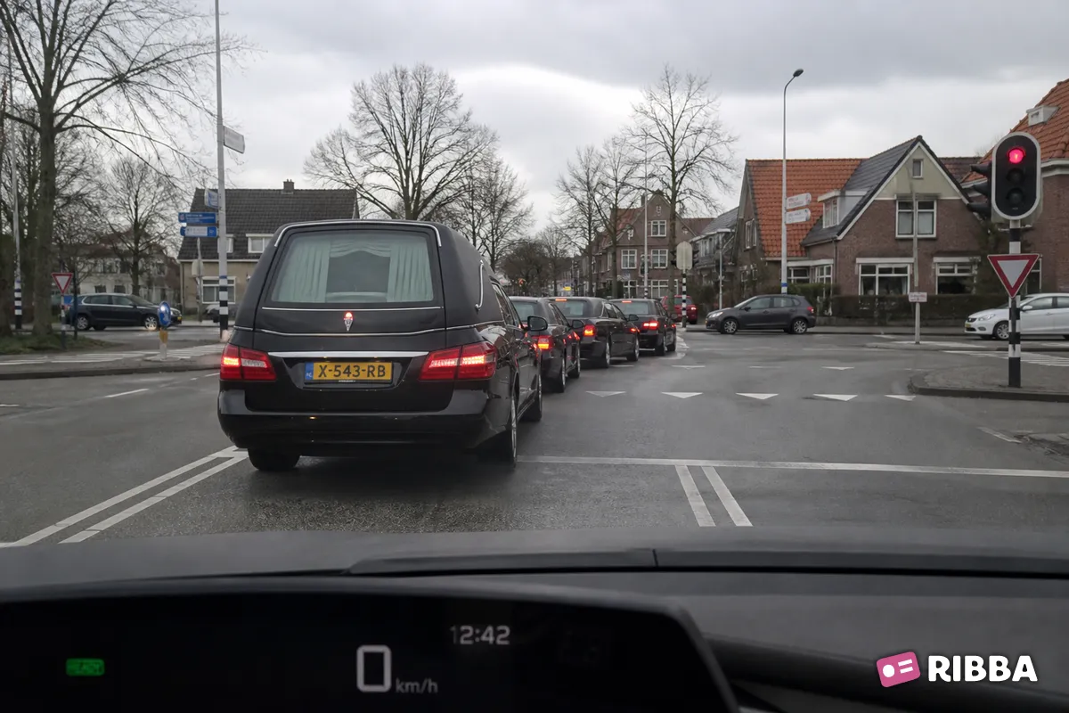 uitvaartstoet in het verkeer
