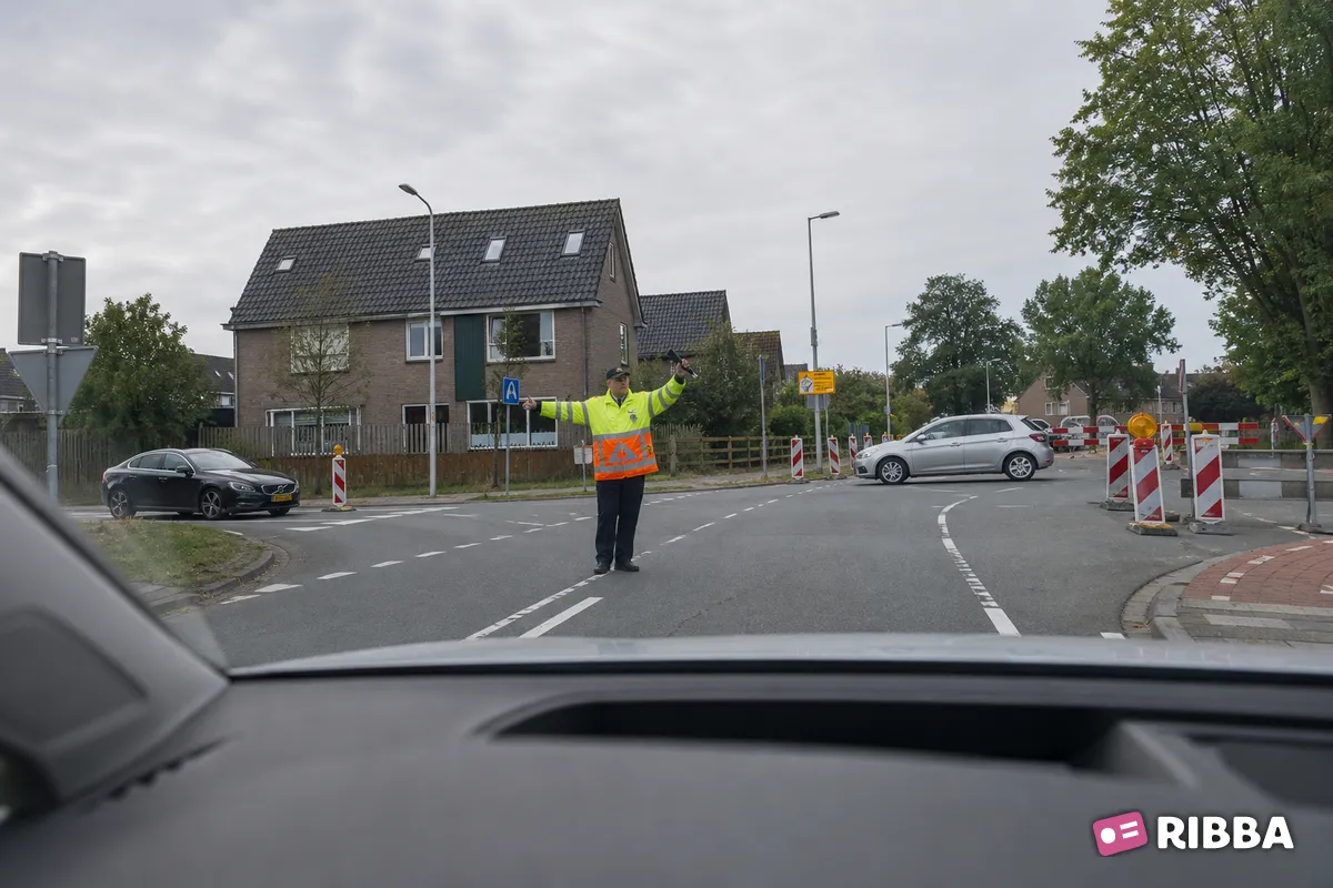 verkeersregelaar in het verkeer