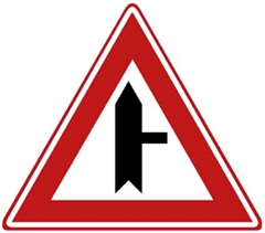 Verkeersbord B5: Voorrangskruispunt Zijweg rechts
