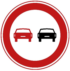 Verkeersbord F1: Verbod voor motorvoertuigen om elkaar onderling in te halen