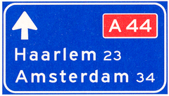 Verkeersbord K1: Lage beslissingwegwijzer langs autosnelweg voor de doorgaande richting, met interlokale doelen en routenummer autosnelweg