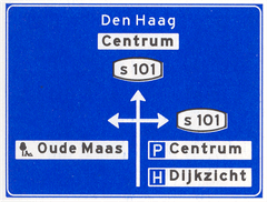 Verkeersbord K10: Voorwegwijzer binnen de bebouwde kom met interlokaal doel, lokaal doel, een dagrecreatiecentrum, objecten en stadsroutenummers