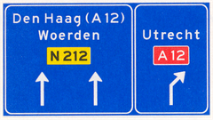 Verkeersbord K11: Voorsorteren op niet-autosnelweg. Bord met interlokale doelen, routenummers en verwijzing naar autosnelweg