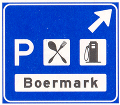 Verkeersbord K3: Beslissingswegwijzer langs autosnelweg voor de afgaande richting naar een verzorgingsplaats, met de naam van de parkeerplaats en symbolen die de aard van de voorzieningen aangeven