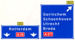 Verkeersbord K4: Hoge beslissingswegwijzer langs autosnelweg met rijstrookpaneel voor de doorgaande richting en aftakkingspaneel voor de afgaande richting, met interlokale doelen, routenummers autosnelwegen en Europes