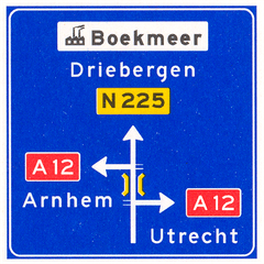 Verkeersbord K5: Voorwegwijzer langs niet-autosnelweg, met interlokale doelen, routenummers, viaductsymbool en aanduiding industrieterrein