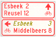Verkeersbord K8: Wegwijzer voor fietsers en bromfietsers (stapelbord), met interlokale doelen en een via een alternatieve route te bereiken doel (cursief)