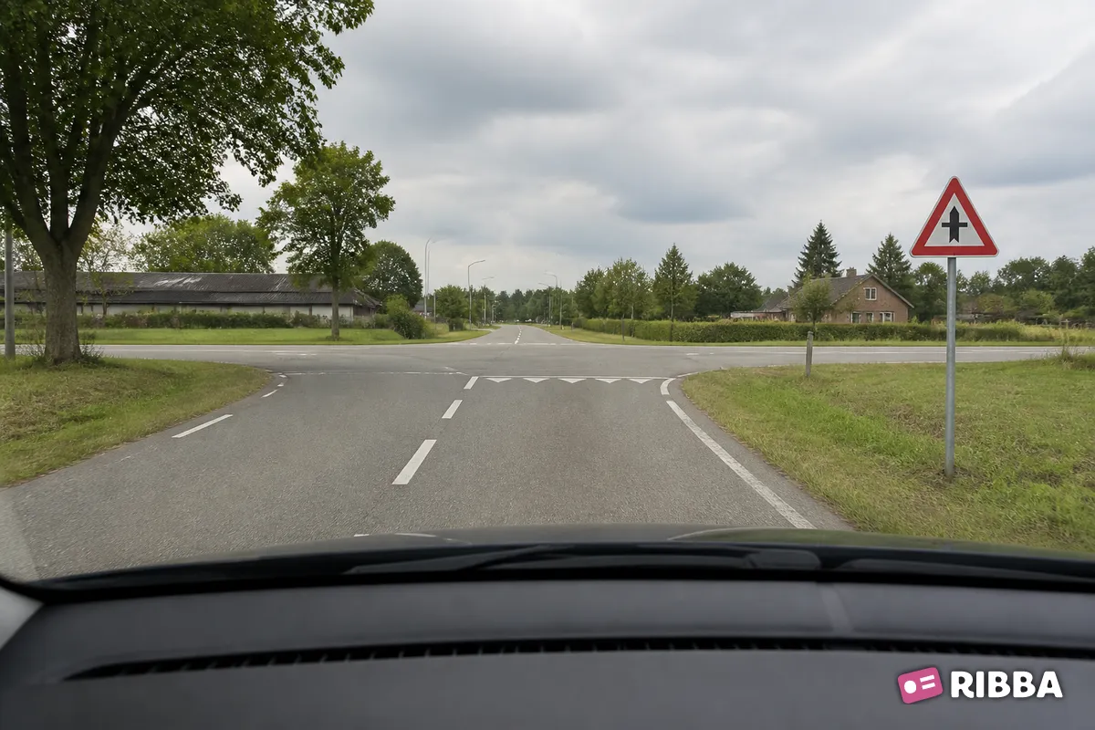 Bord B3 Voorrangskruispunt langs een Nederlandse weg