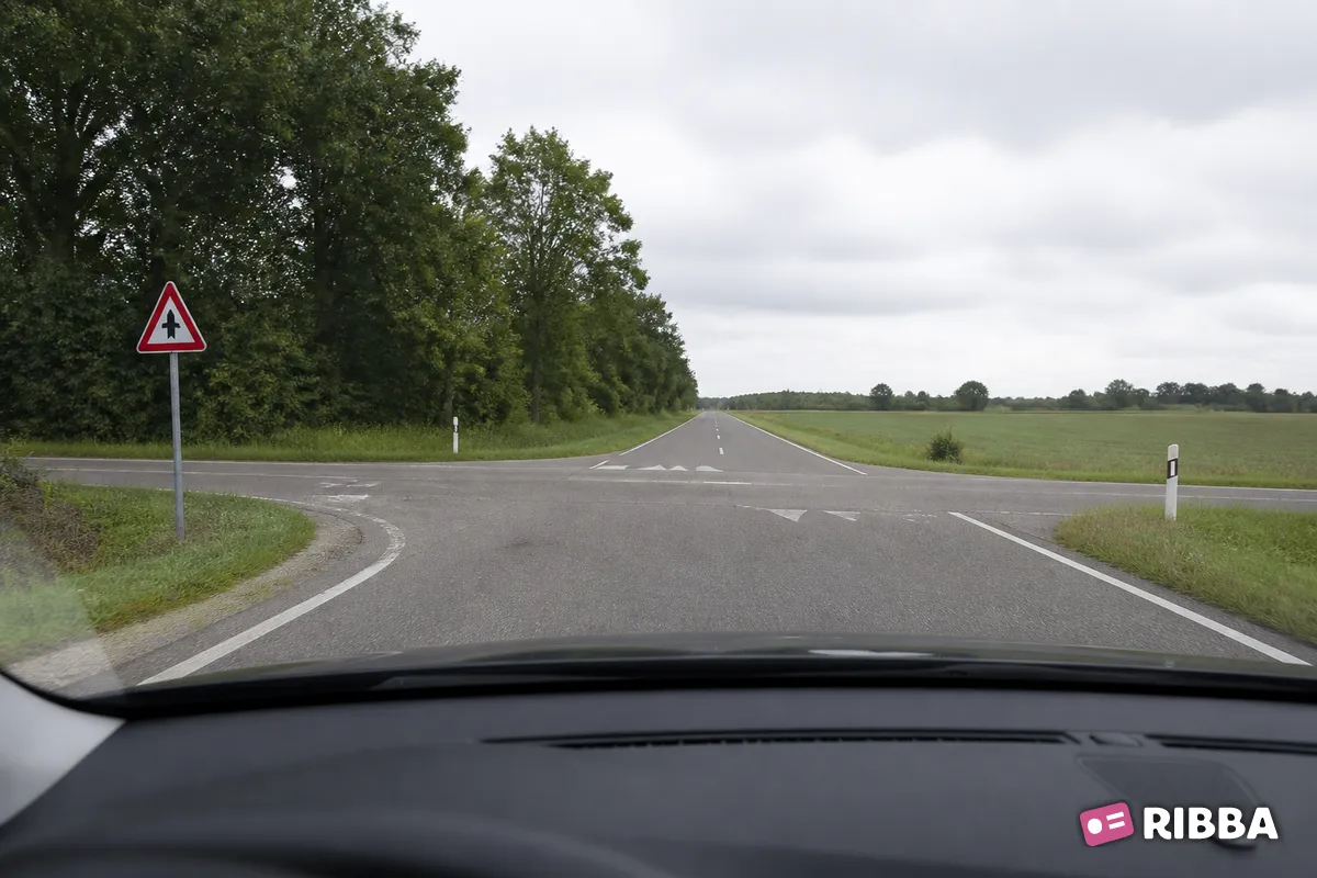 Bord B4 Voorrangskruispunt Zijweg links langs een Nederlandse weg