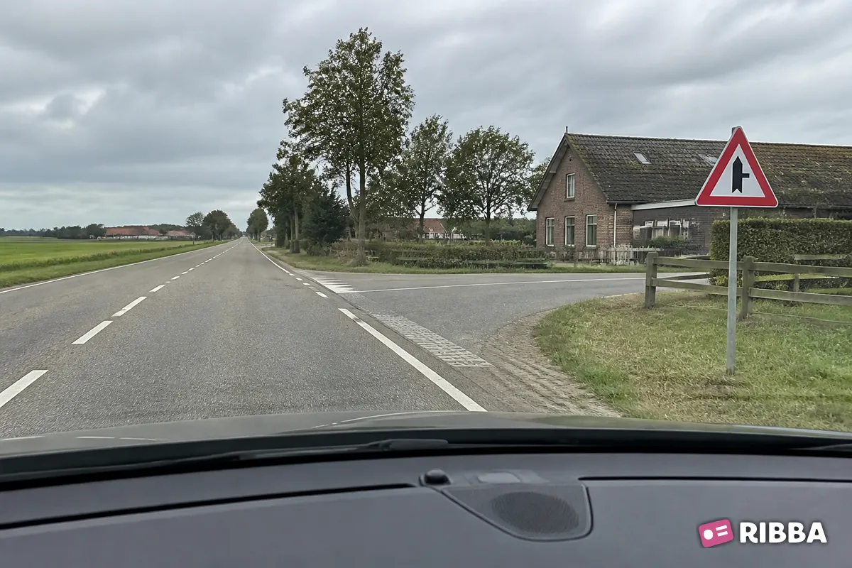 Bord B5 Voorrangskruispunt Zijweg rechts langs een Nederlandse weg