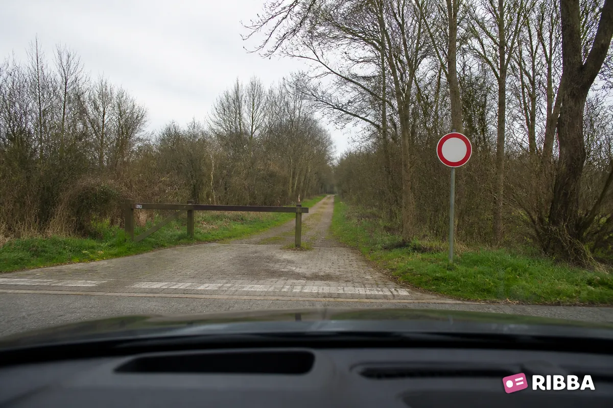 Bord C1 Gesloten in beide richtingen voor voertuigen, ruiters en geleiders van rij- of trekdieren of vee langs een Nederlandse weg