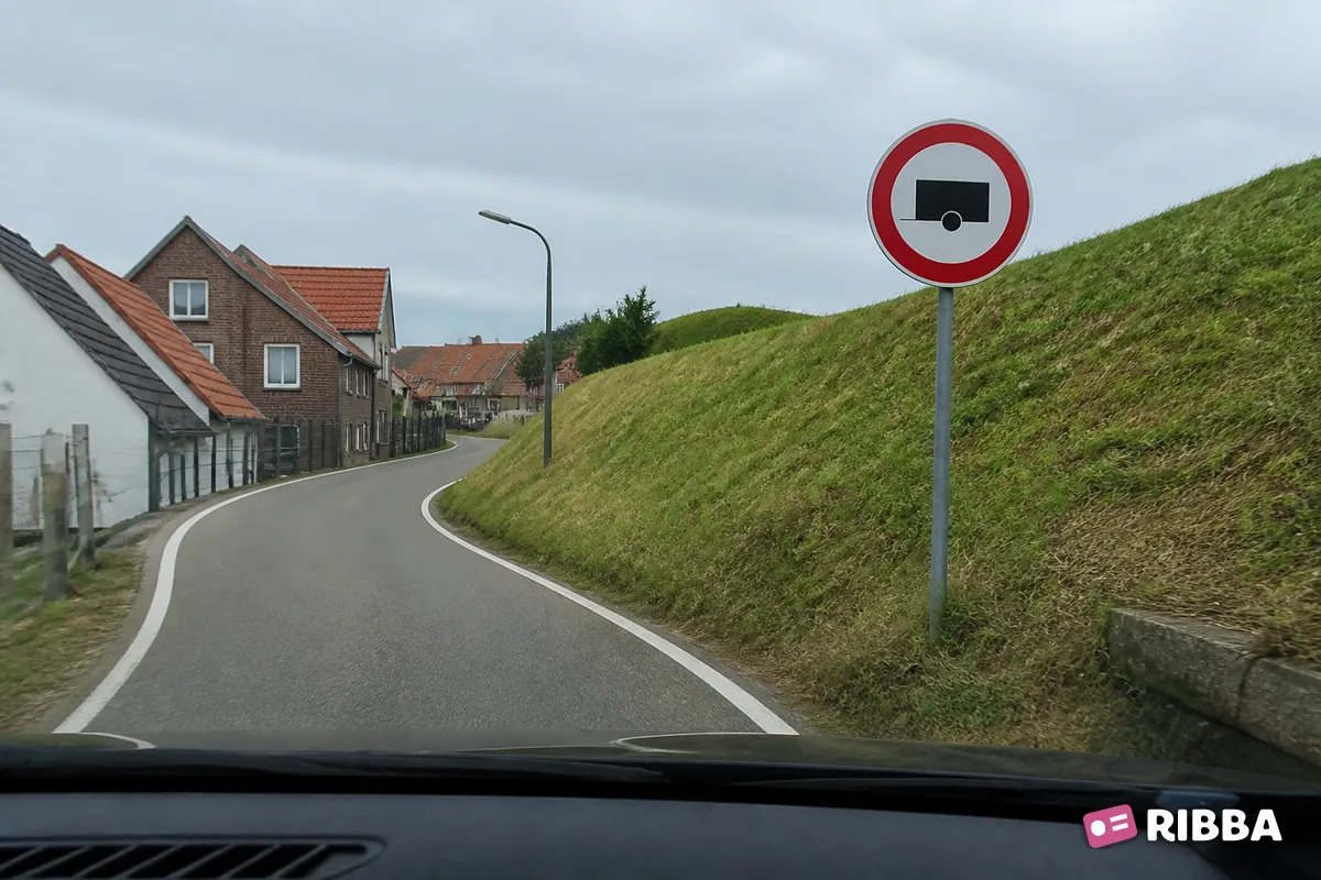 Bord C10 Gesloten voor motorvoertuigen met aanhangwagen langs een Nederlandse weg