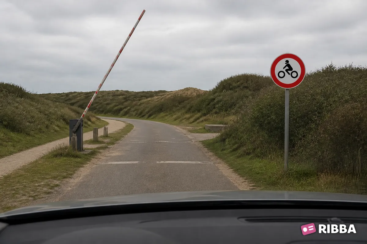 Bord C11 Gesloten voor motorfietsen langs een Nederlandse weg