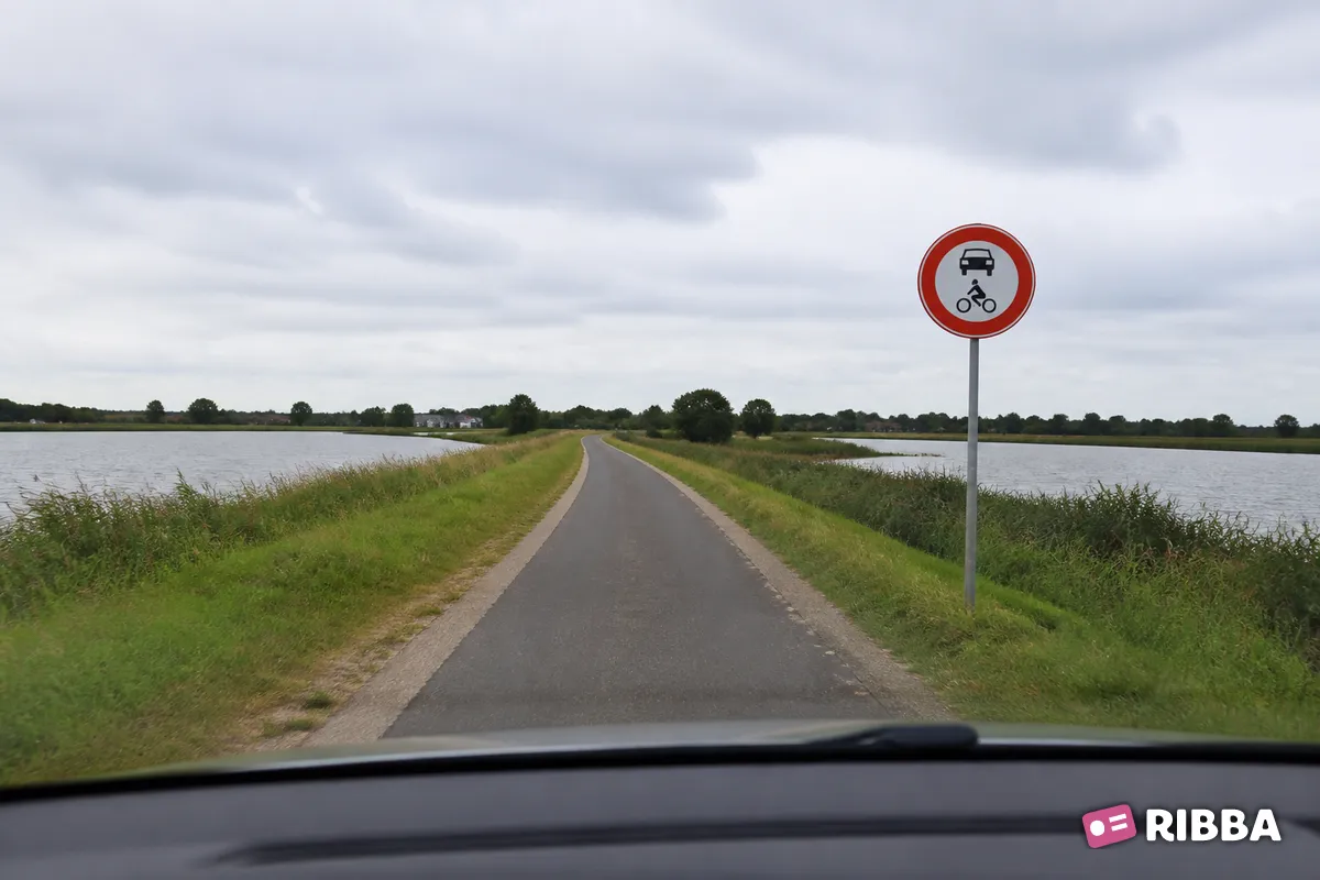 Bord C12 Gesloten voor alle motorvoertuigen langs een Nederlandse weg