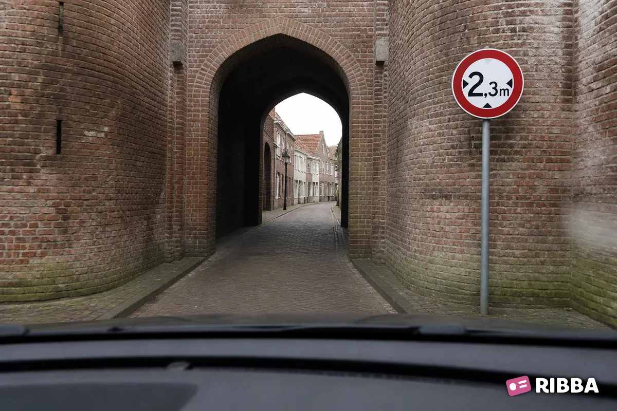 Bord C18 Gesloten voor voertuigen die, met inbegrip van de lading, breder zijn dan op het bord is aangegeven langs een Nederlandse weg