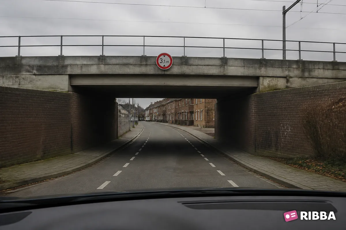 Bord C19 Gesloten voor voertuigen die, met inbegrip van de lading, hoger zijn dan op het bord is aangegeven langs een Nederlandse weg