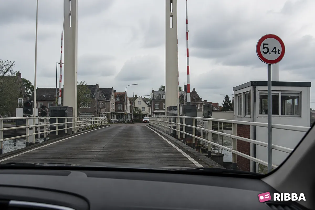 Bord C21 Gesloten voor voertuigen en samenstellen van voertuigen, waarvan de totaalmassa of de som van de aslasten hoger is dan op het bord is aangegeven langs een Nederlandse weg