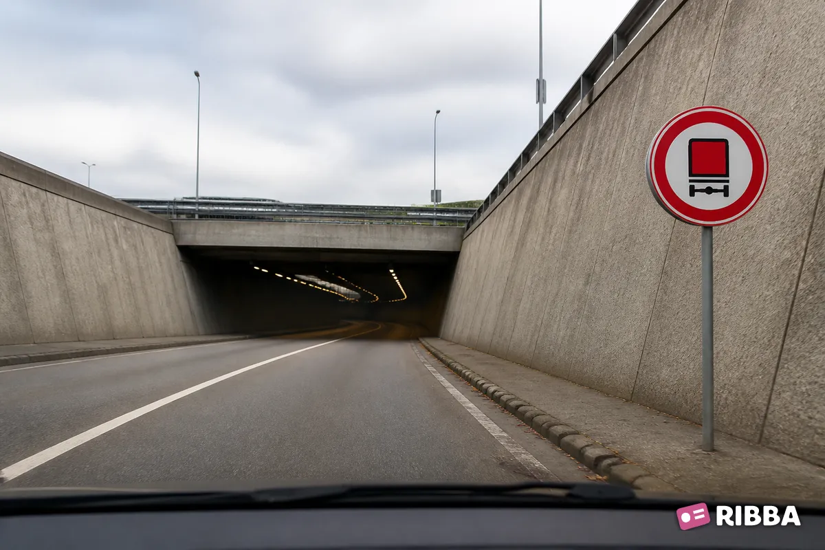 Bord C22 Gesloten voor voertuigen met bepaalde gevaarlijke stoffen langs een Nederlandse weg