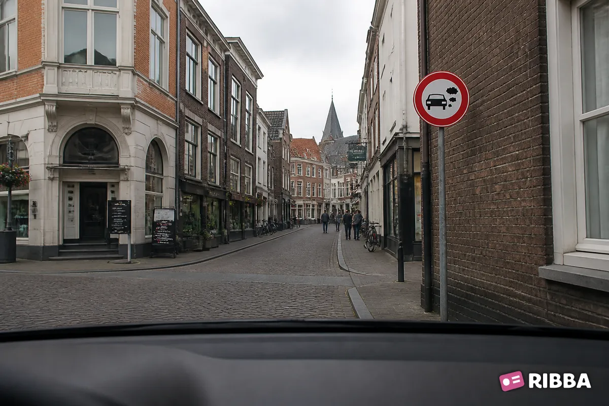 Bord C22e Gesloten voor personenauto’s, bedrijfsauto’s, vrachtauto’s of autobussen vanwege emissie-eisen (milieuzone of nul-emissiezone) langs een Nederlandse weg