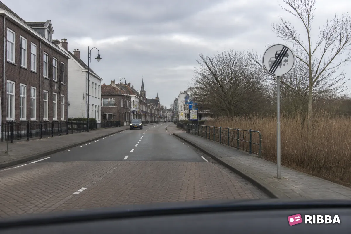 Bord C22f Einde geslotenverklaring vanwege emissie-eisen (milieuzone of nul-emissiezone) langs een Nederlandse weg