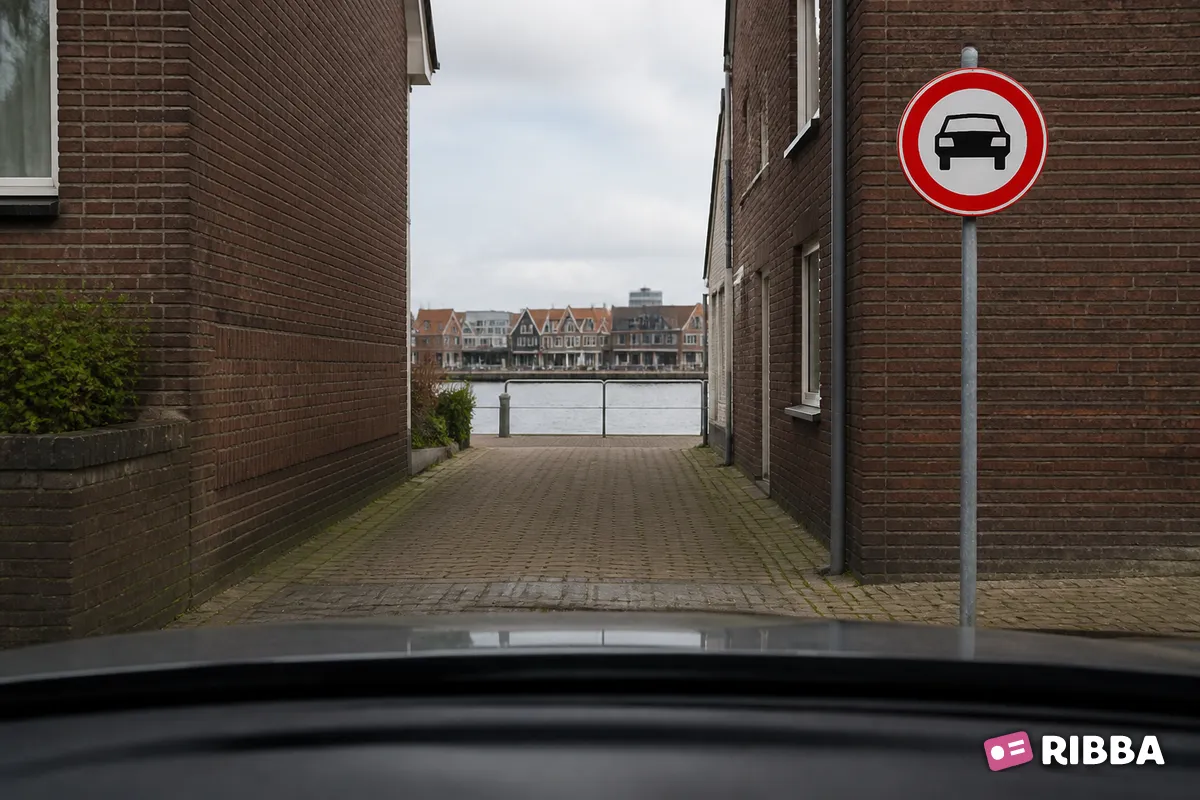 Bord C6 Gesloten voor motorvoertuigen op meer dan twee wielen langs een Nederlandse weg
