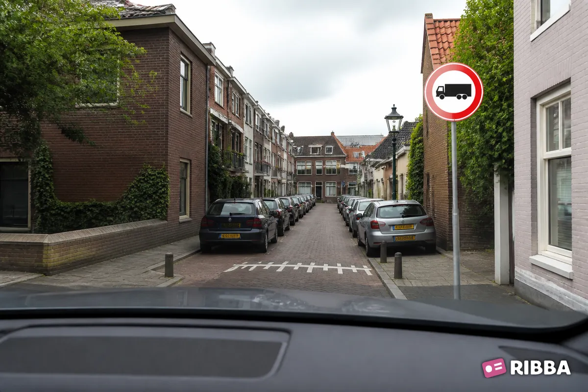 Bord C7 Gesloten voor vrachtauto's langs een Nederlandse weg