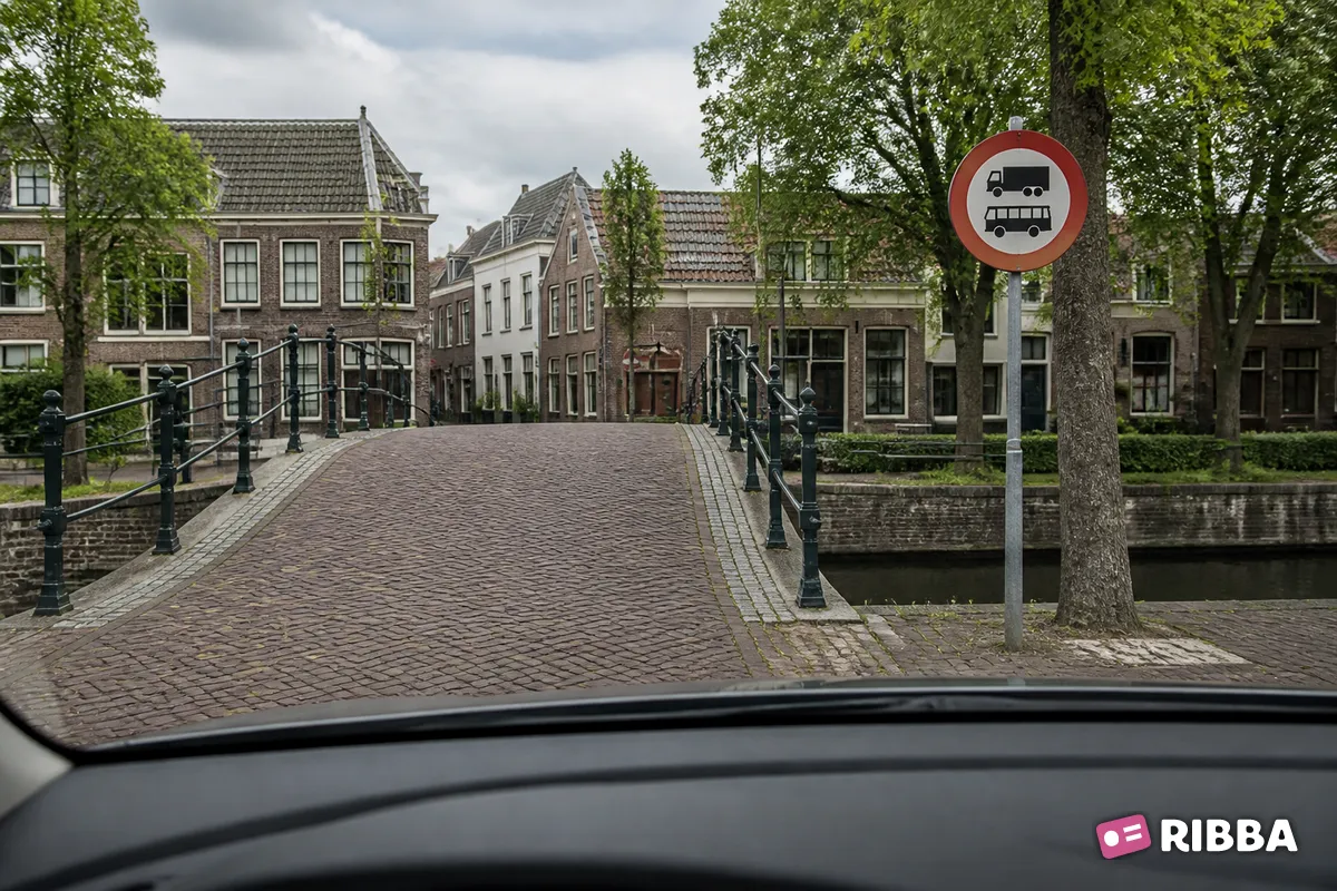 Bord C7b Gesloten voor autobussen en vrachtauto’s langs een Nederlandse weg