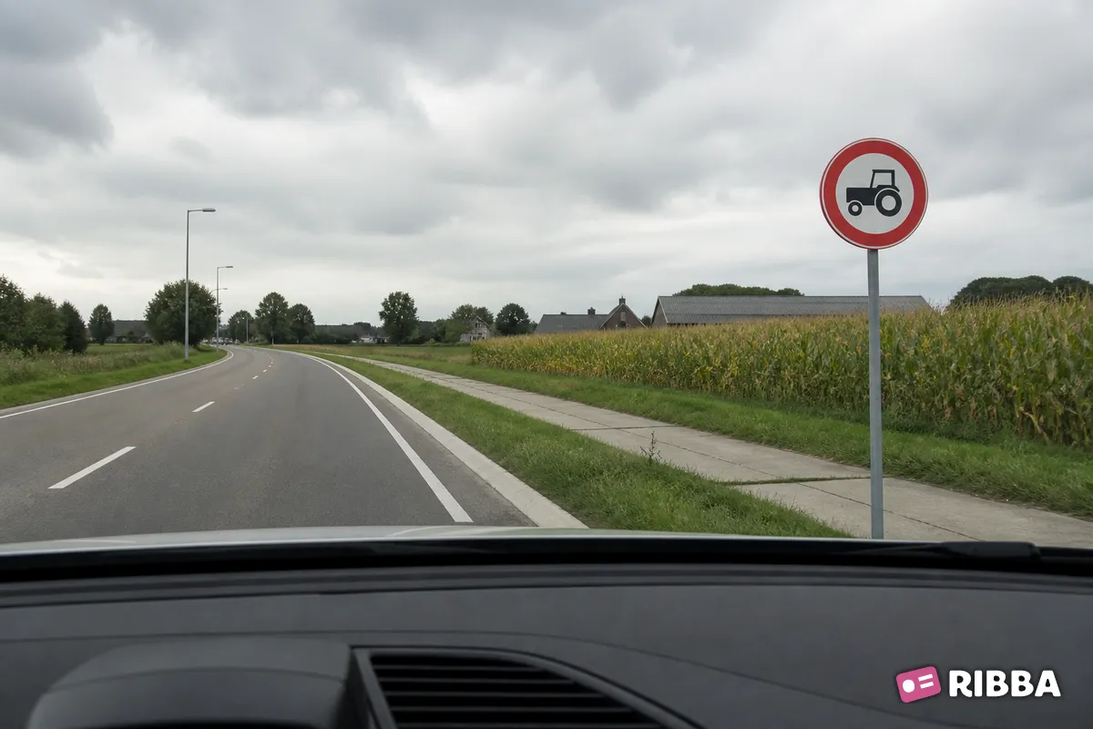 Bord C8 Gesloten voor landbouw- en bosbouwtrekkers, motorrijtuigen met beperkte snelheid en mobiele machines langs een Nederlandse weg