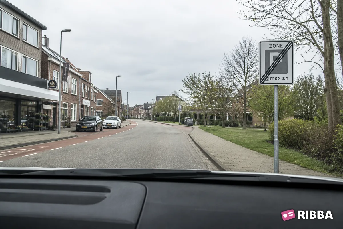 Bord E11 Einde parkeerschijf-zone met verplicht gebruik van parkeerschijf langs een Nederlandse weg