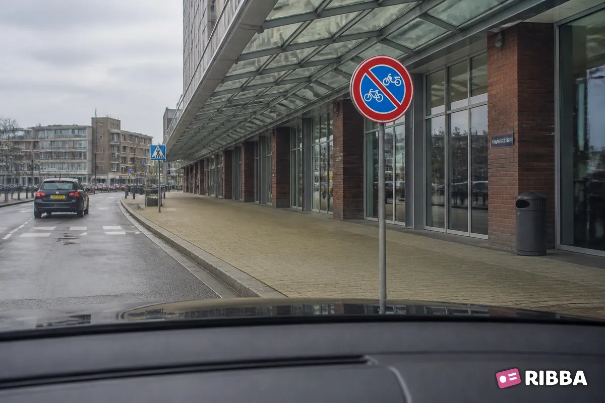 Bord E3 Verbod fietsen en bromfietsen te plaatsen langs een Nederlandse weg