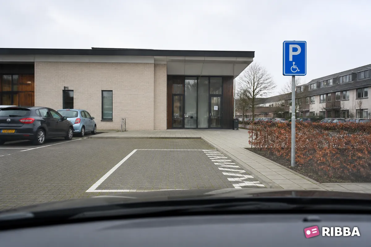 Bord E6 Gehandicaptenparkeerplaats langs een Nederlandse weg