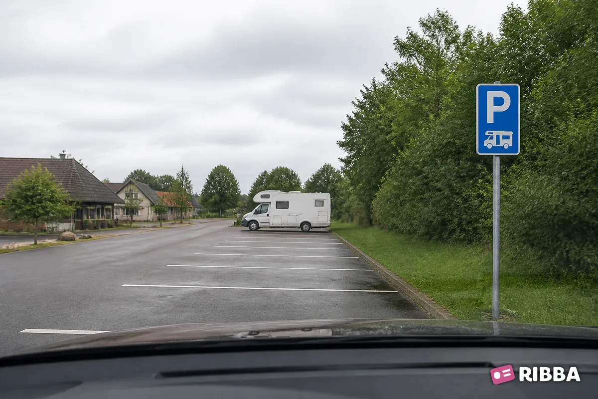 Bord E8a Parkeergelegenheid alleen bestemd voor kampeerwagens langs een Nederlandse weg