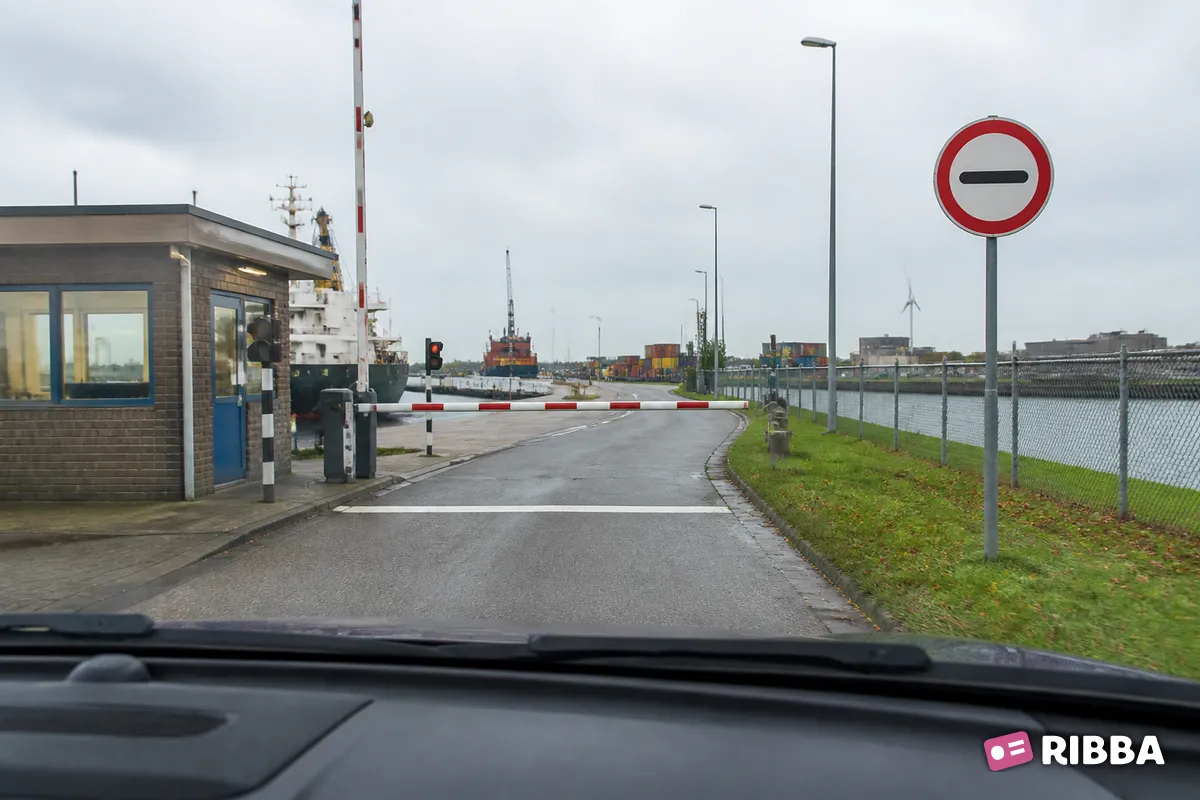Bord F10 Stop. In het bord kan worden aangegeven door wie of waarom het bord wordt toegepast langs een Nederlandse weg