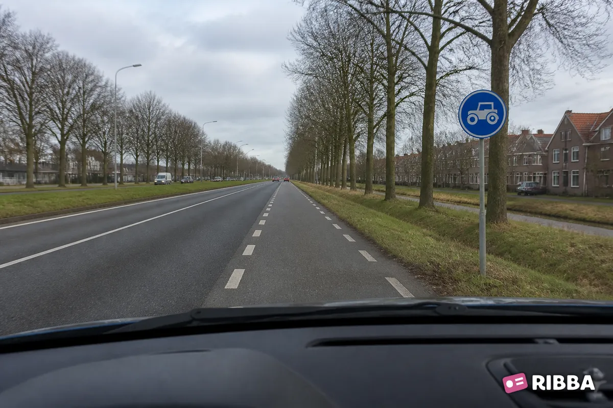 Bord F11 Verplicht gebruik passeerbaan of passeerstrook (rijbaan of -strook om ingehaald te kunnen worden), uitsluitend bestemd voor landbouw- en bosbouwtrekkers, motorrijtuigen met beperkte snelheid en mobiel langs een Nederlandse weg