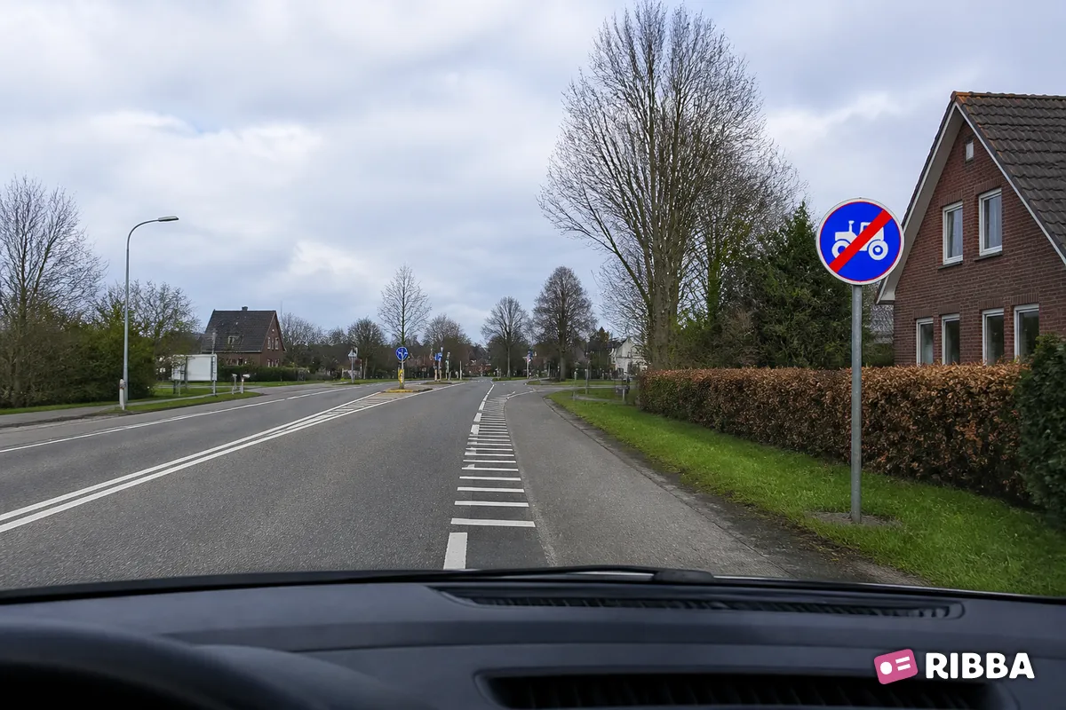 Bord F12 Einde verplicht gebruik passeerbaan of passeerstrook (rijbaan of -strook om ingehaald te kunnen worden), uitsluitend bestemd voor landbouw- en bosbouwtrekkers, motorrijtuigen met beperkte snelheid en  langs een Nederlandse weg